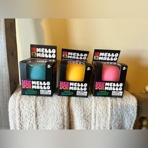 Viral NeeDoh Mello Mallo Color-Changing Marshmallow Set - blue, Yellow, Pink